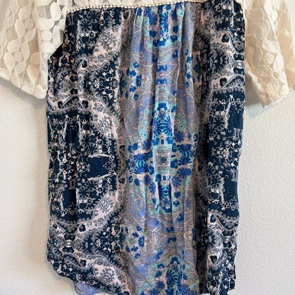 Akemi & Kin Women’s Anthropologie Blouse Size Medium - Picture 3 of 9
